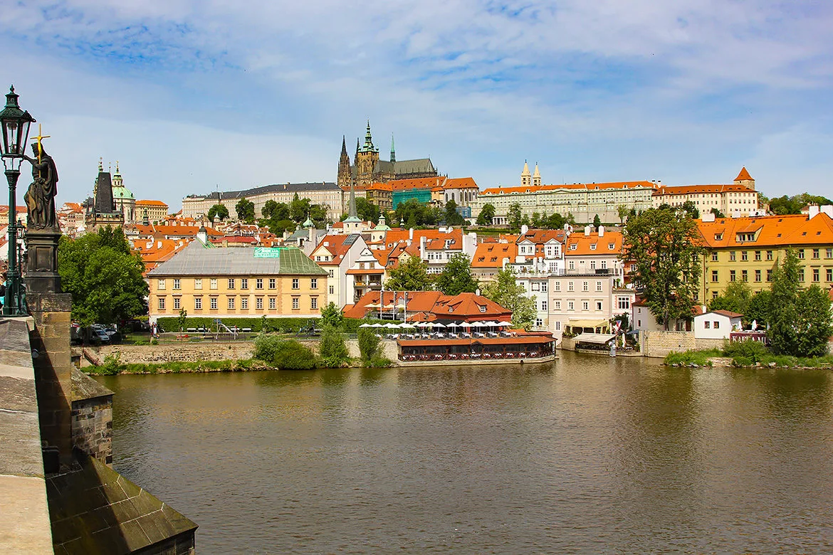 Prague vue chateau depuis pont Charles