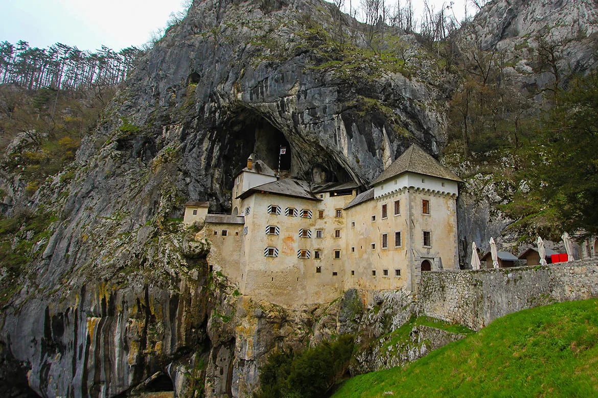 Visiter chateau Predjama Slovenie
