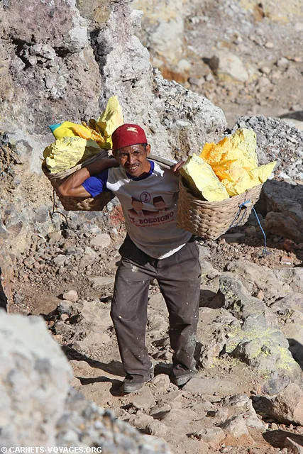 Porteur de souffre Volcan Kawah Ijen Indonésie