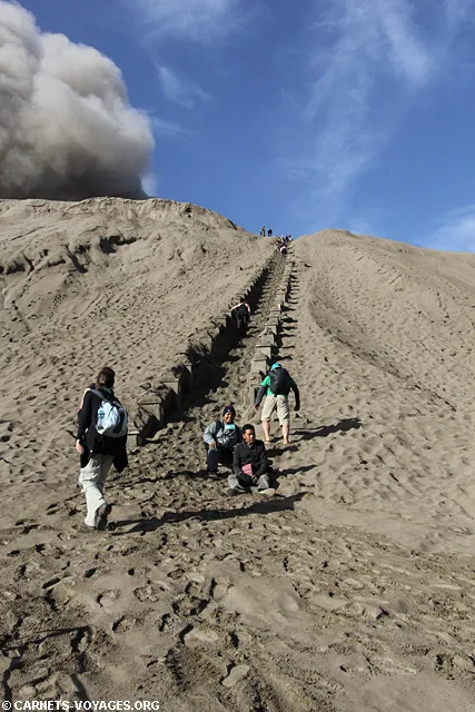 Escalier sous les cendres volcan Bromo Indonésie