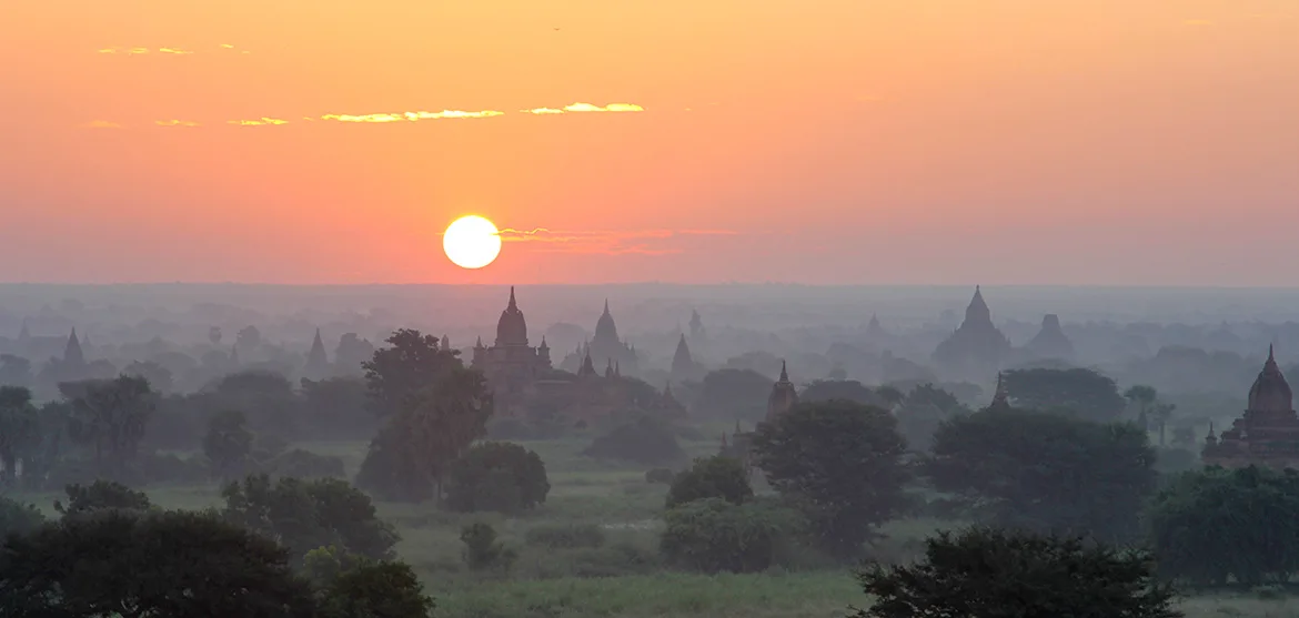 Lever de soleil sur les temples de Bagan