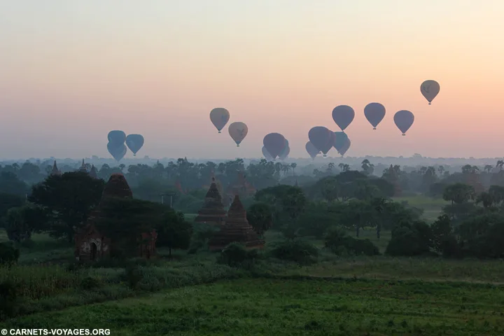 Bagan Birmanie lever soleil temple Buledi montgolfière