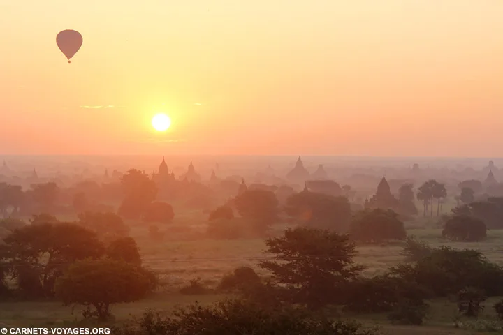 Bagan Birmanie lever soleil temple Buledi montgolfière
