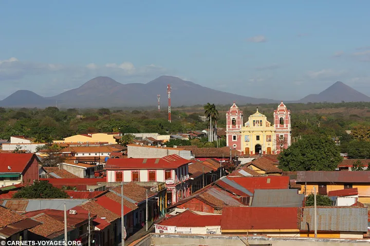 Leon Vue sur l'iglesia El Calvario et les volcans