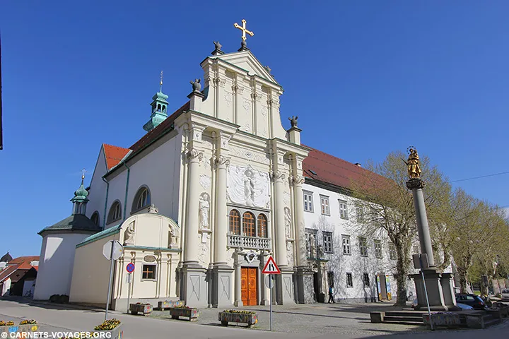 Monastère des frères mineures et colonne de la Peste Ptuj Slovénie