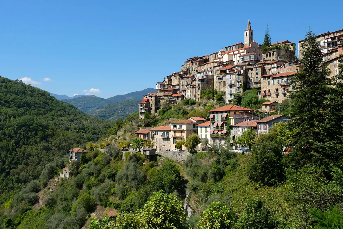 Apricale village perché de Ligurie en Italie