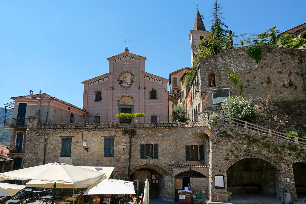 Place du village Apricale Italie