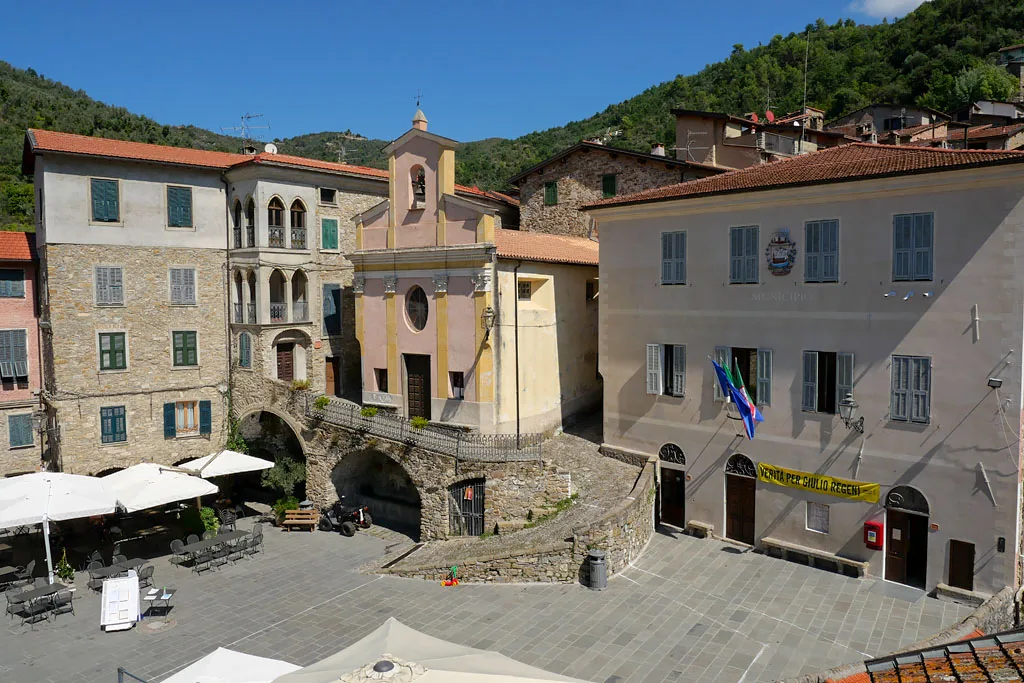 Place du village Apricale Italie