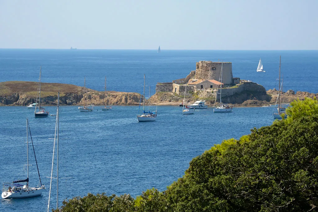 Crique et fort sur l'île de Porquerolles France