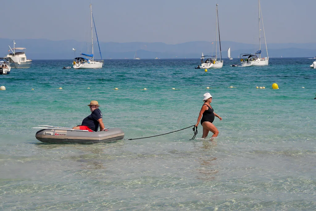 Madame tire monsieur sur son bateau