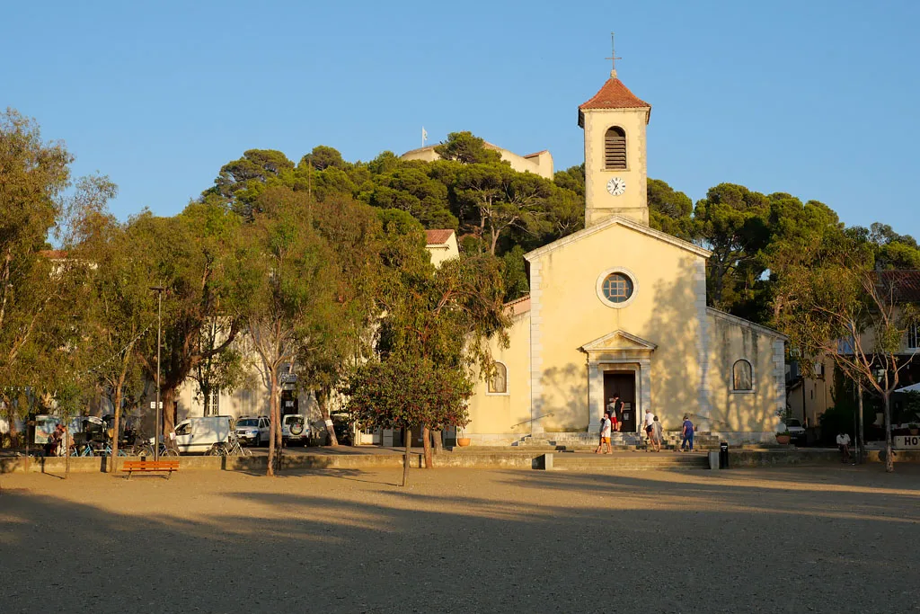 Eglise et place du village Porquerolles