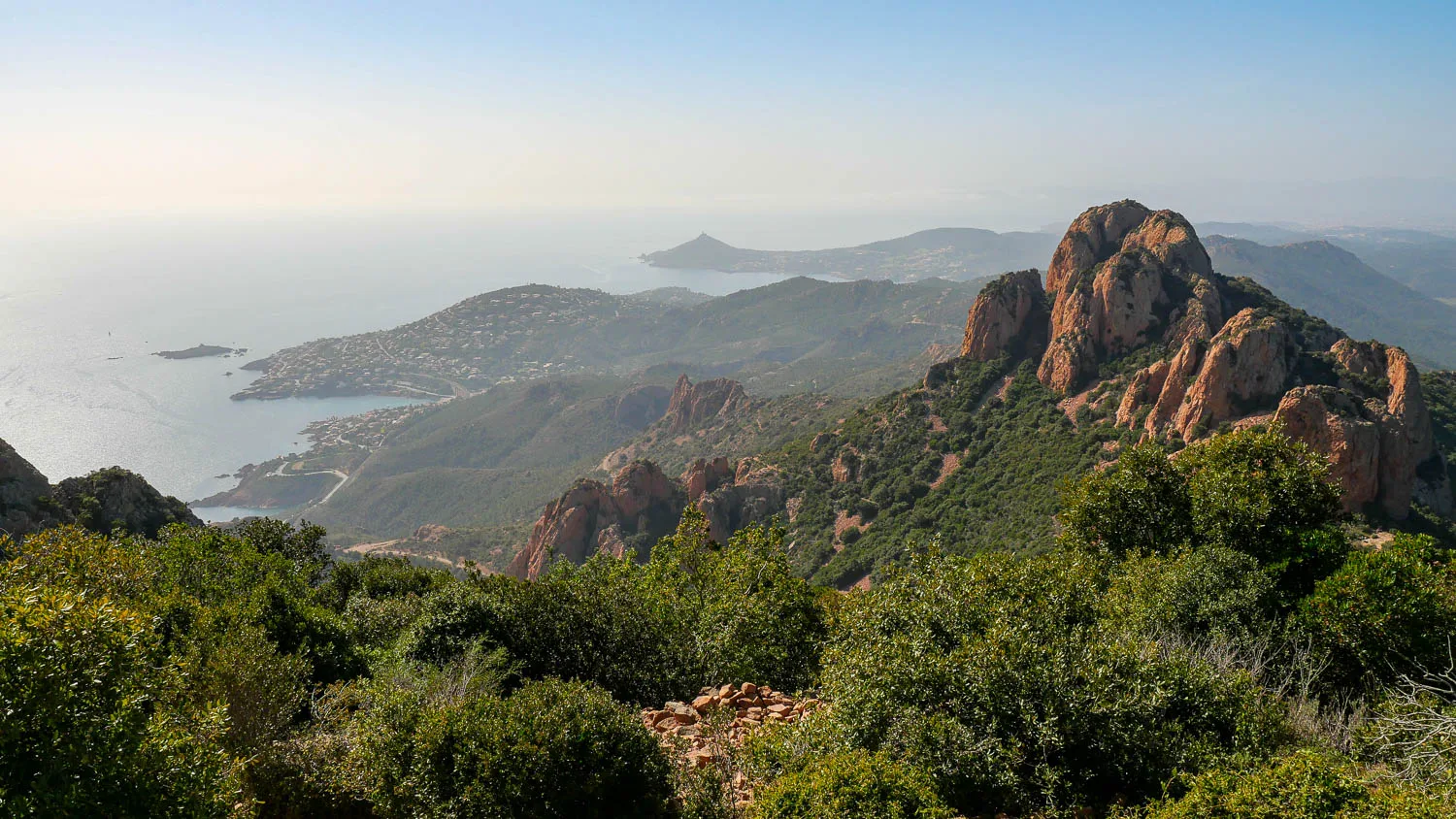Vue du Cap Roux sur Saint Raphaël (Estérel Var)