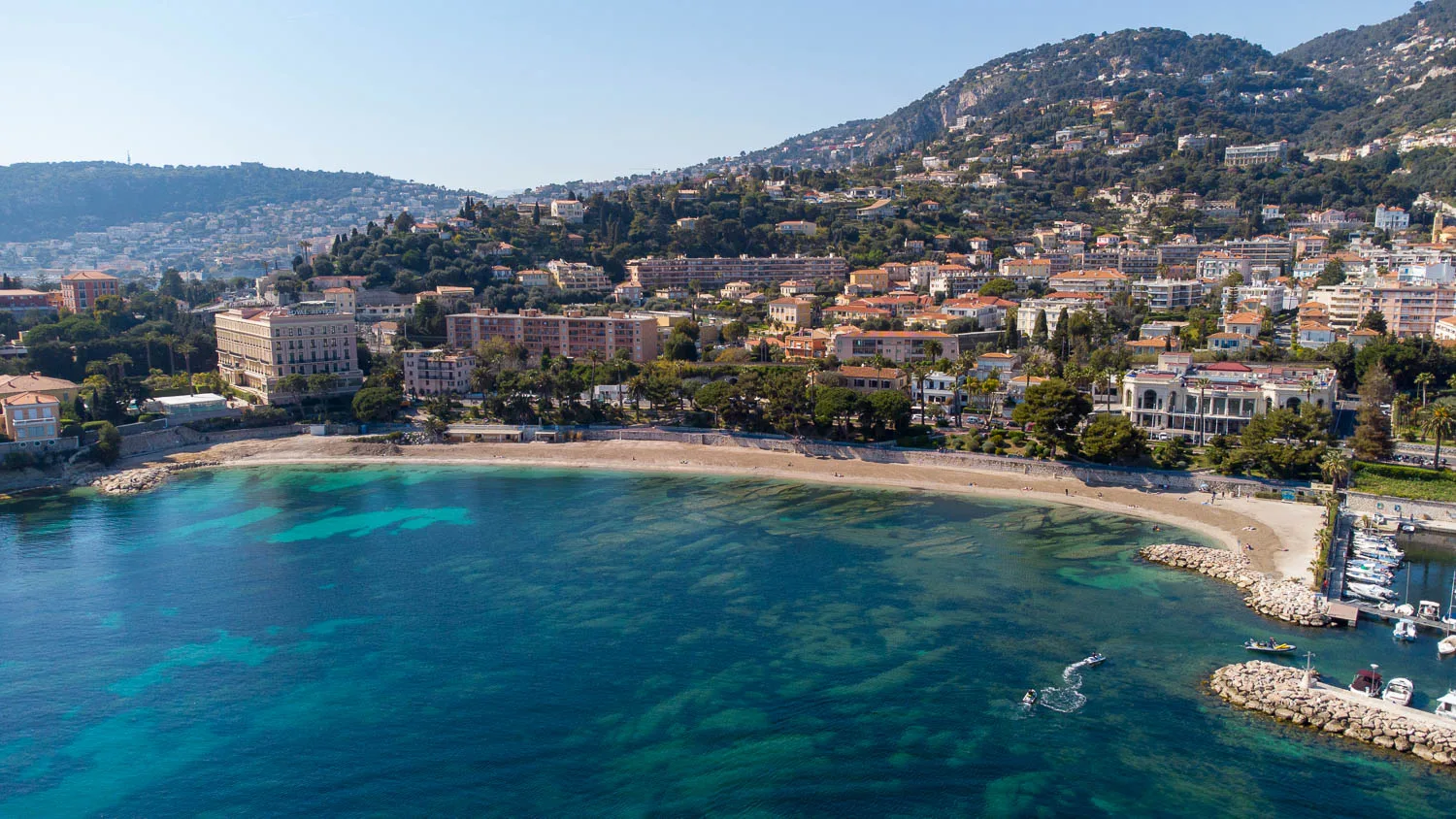 Plage et baie des Fourmis à Beaulieu sur Mer Côte d'Azur (vue drone)