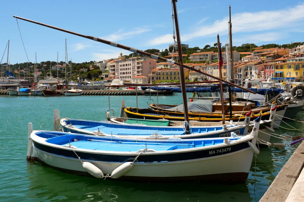 Port de cassis avec ses bateaux pointus provence france