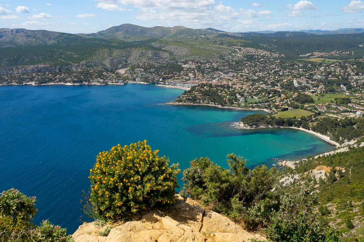 Vue sur Cassis depuis la route des Crêtes