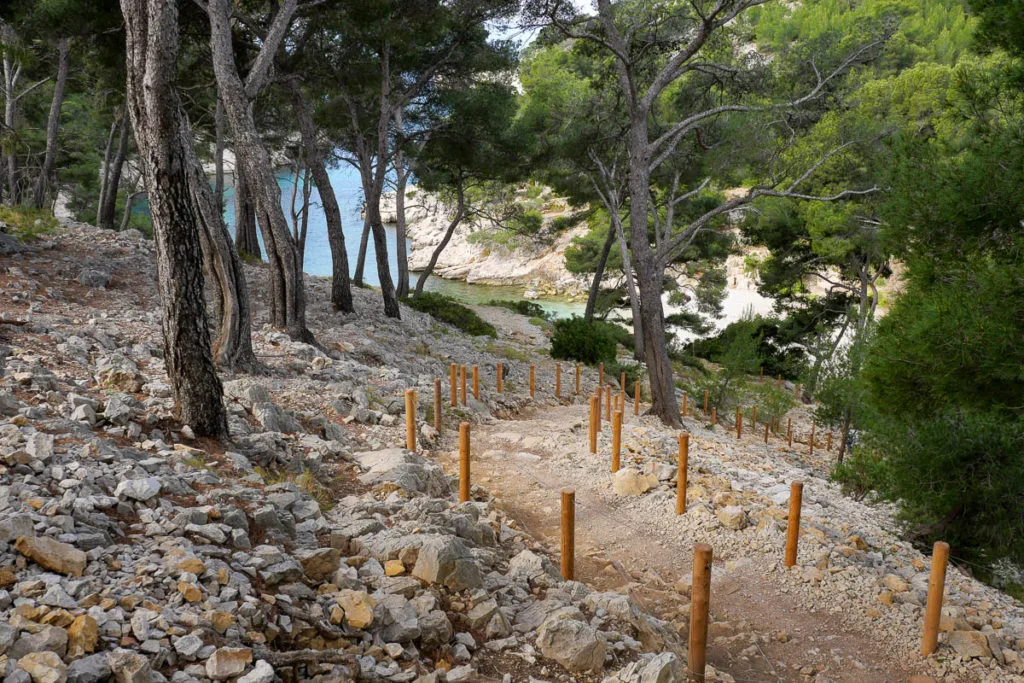 Sentier randonnée calanque port pin marseille cassis