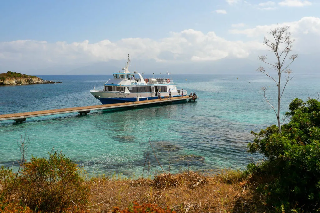 Navette bateau pour la plage du Lotu dans le désert des Agriates en Corse