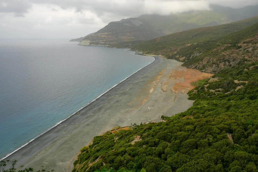 Plage sable noir Nonza Cap Corse