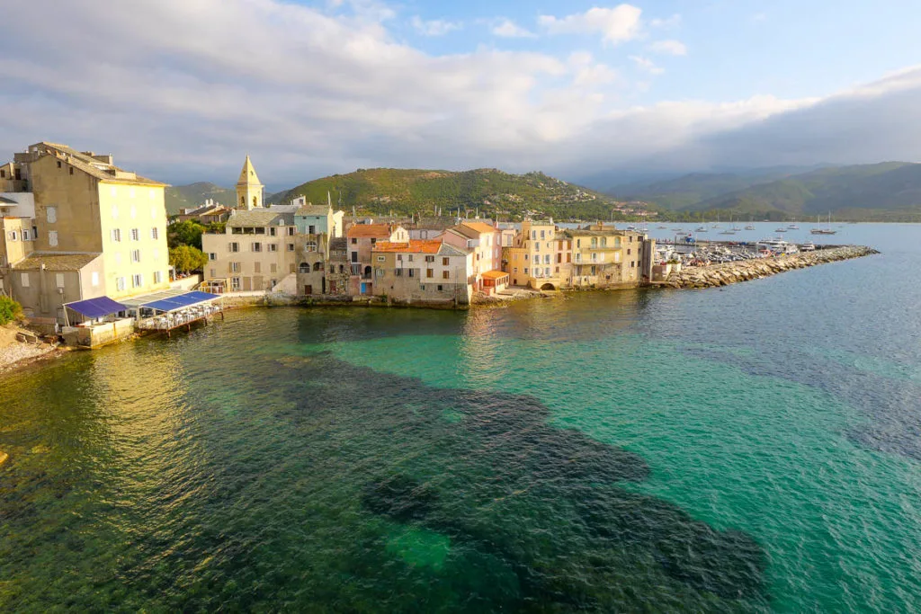 Point de vue sur le village de Saint-Florent dans le Nebbio en Corse