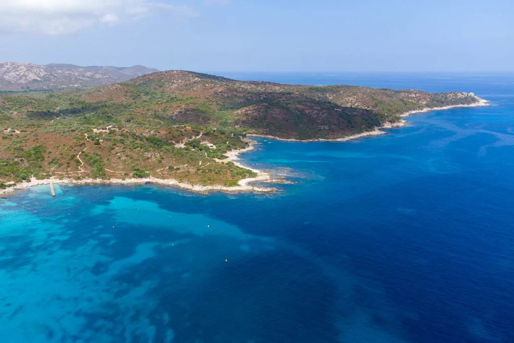 Sentier du littoral entre les plages du Lotu et de Saleccia désert des Agriates vue drone Corse