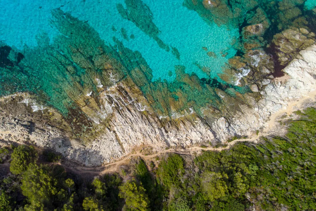 Sentier du littoral entre les plages du Lotu et de Saleccia désert des Agriates vue drone Corse