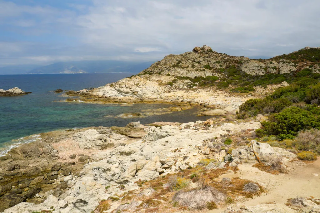 Sentier du littoral entre les plages du Lotu et de Saleccia désert des Agriates Corse