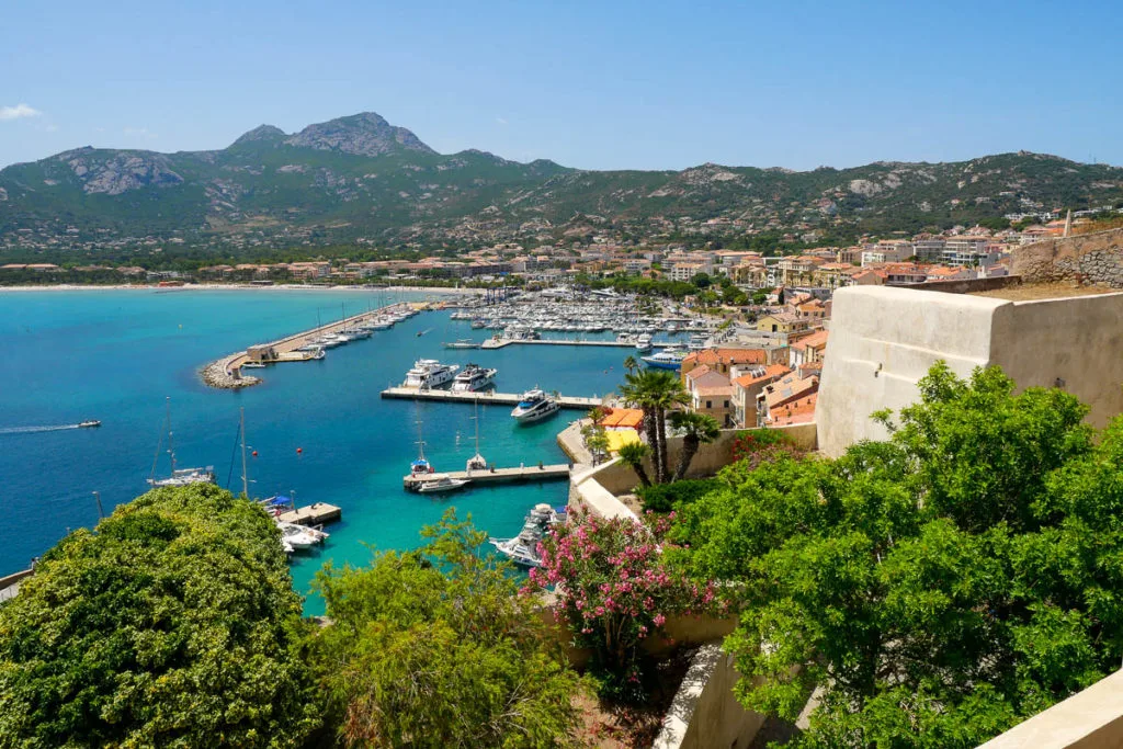 Vue depuis la Citadelle sur le port de Calvi road trip en Corse