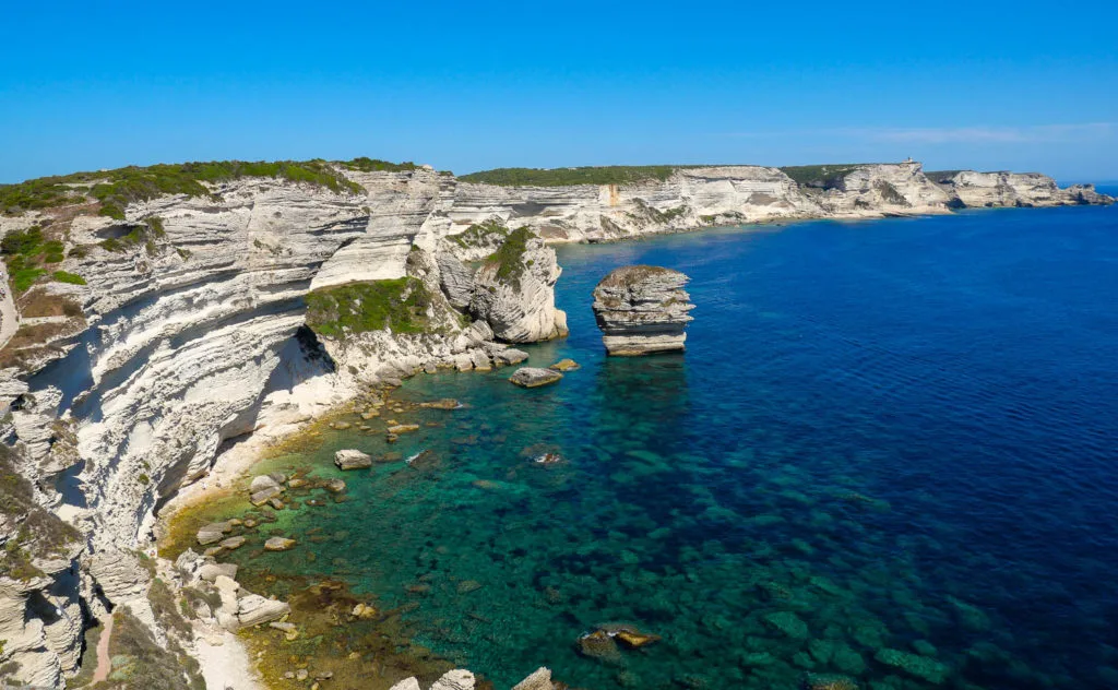 falaises de bonifacio vue depuis la citadelle road trip en Corse