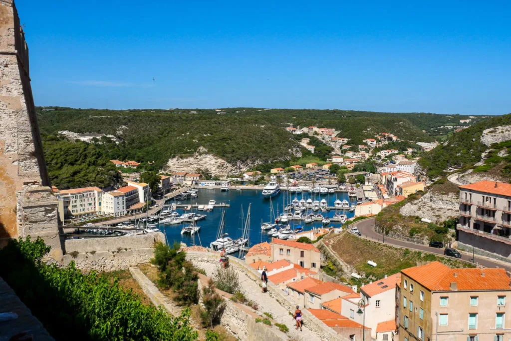 porte de gênes et port de bonifacio depuis la citadelle corse