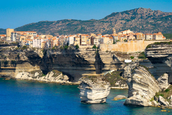 Visiter Bonifacio en Corse vue de la citadelle et des falaises road trip en Corse