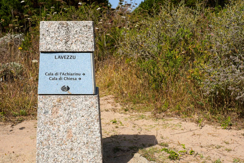 Borne plage Cala di l'Achiarinu et Chiesa ile Lavezzu archipel Lavezzi Corse