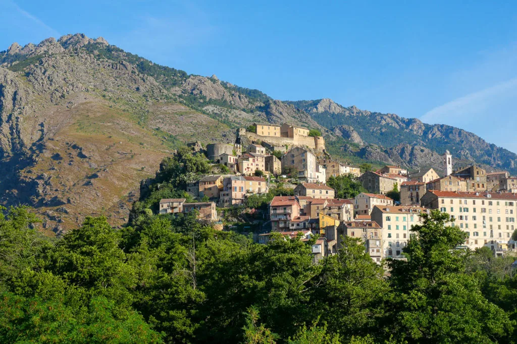 Vue sur le village perché de Corte en Corse