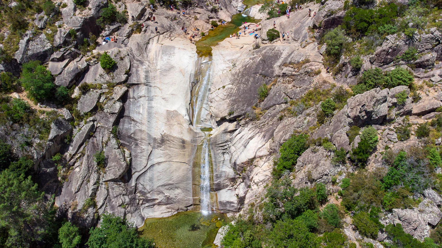 Grande cascade de Purcaraccia de 25 m de haut canyoning rivière corse