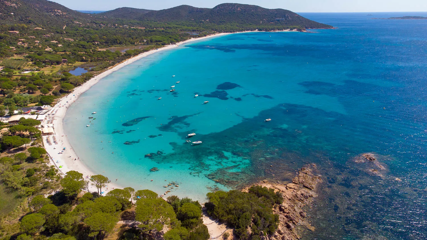 Plage de Palombaggia vue drone road trip en Corse