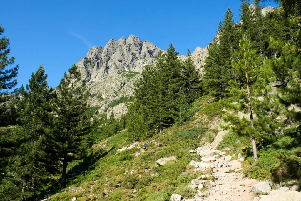 Sentier de randonnée lac de Melo vallée restonica Haute Corse
