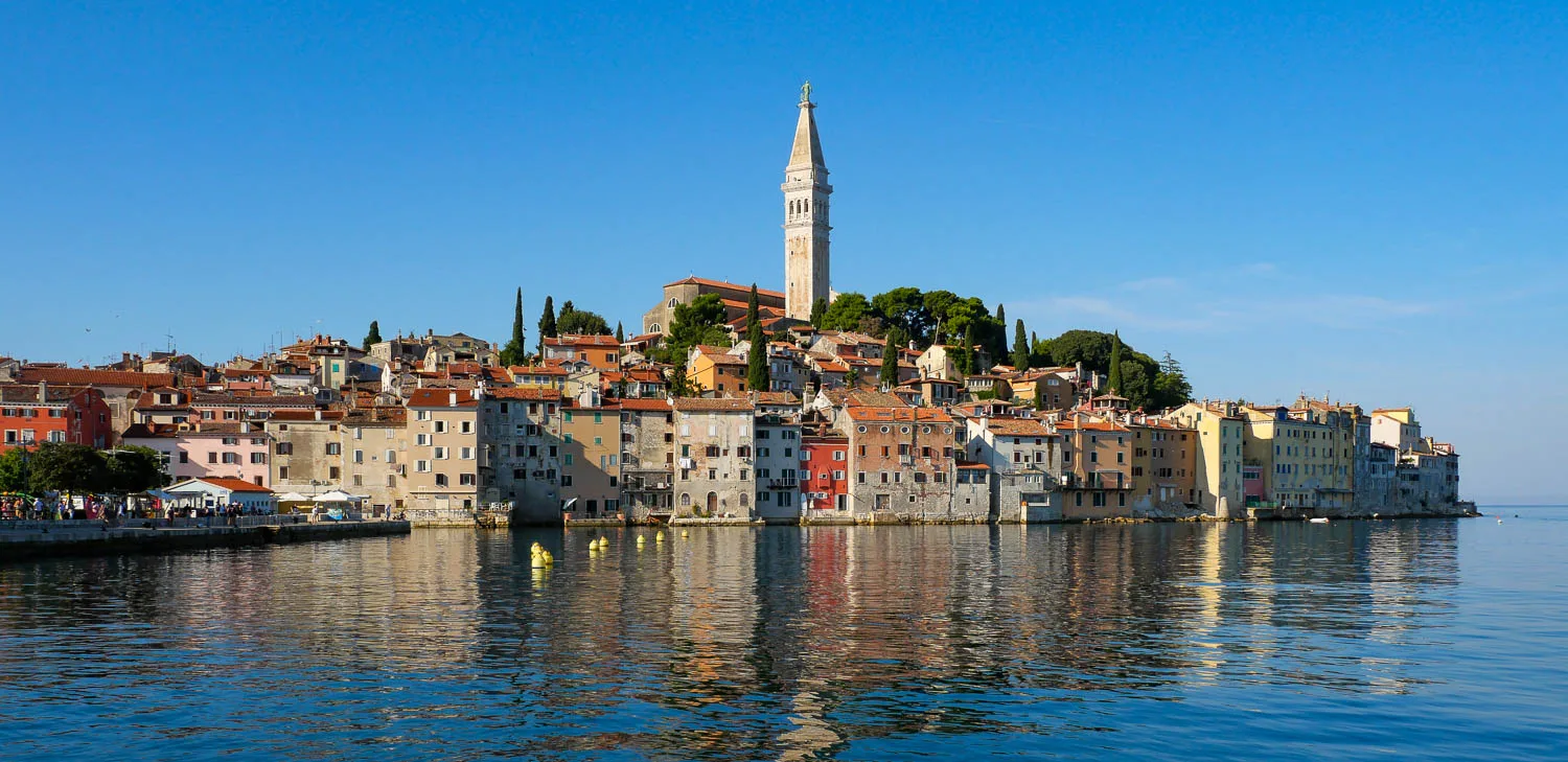 Vue sur la vieille ville de Rovinj depuis les quais du port road trip Croatie