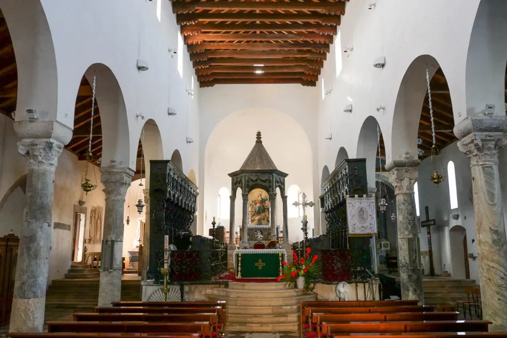 Intérieur cathédrale sainte martie ville de rab ile croatie