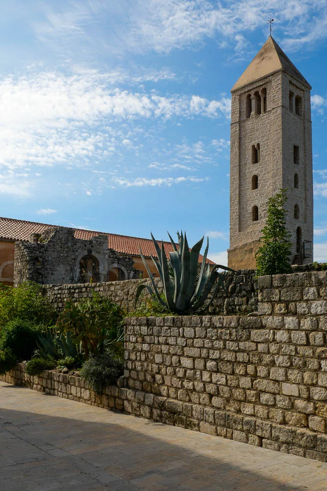 Tour clocler de l'église saint jean en ruine ville de rab ile croatie