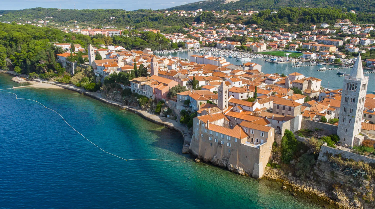 Plage kupaliste vieille ville visiter ile rab croatie vue drone