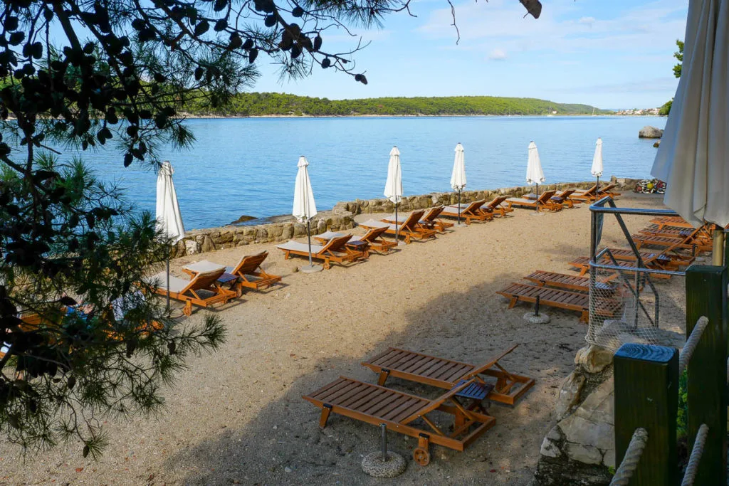 Plage privée banova vila kupaliste vieille ville rab ile croatie