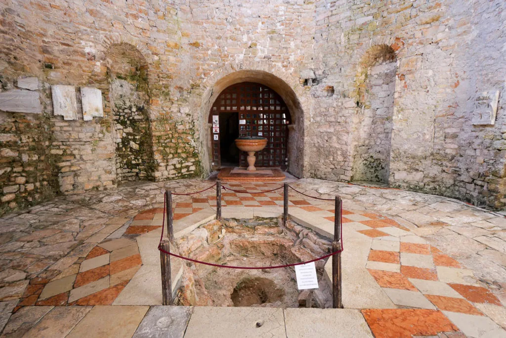 Baptistere octogonal de la basilique euphrasienne de Porec en Croatie