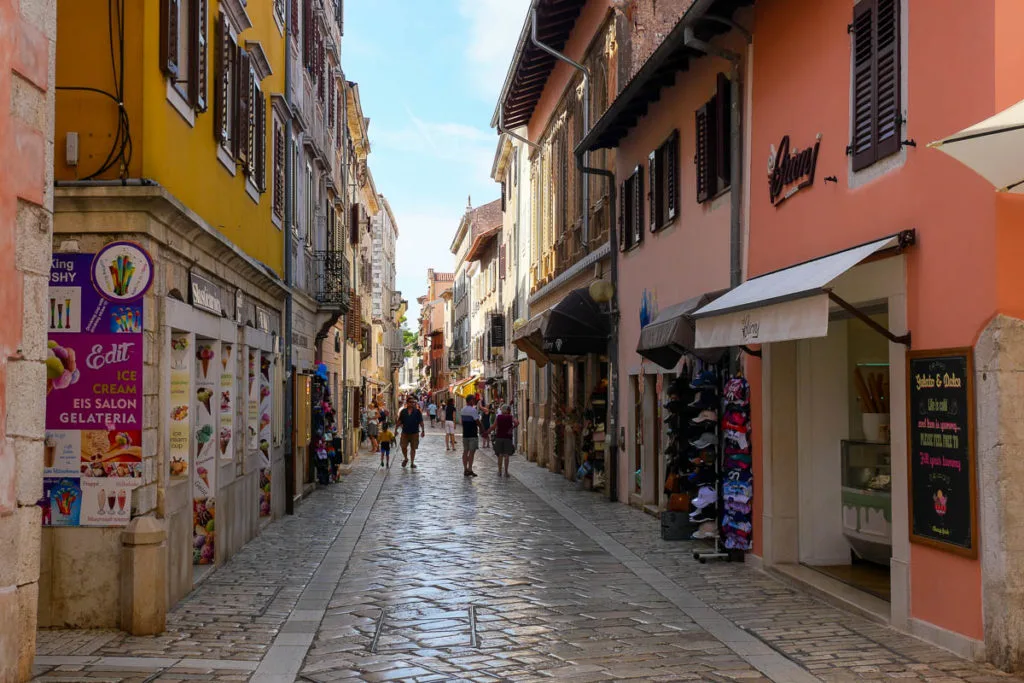 Porec ruelle pavée Decumanue Croatie