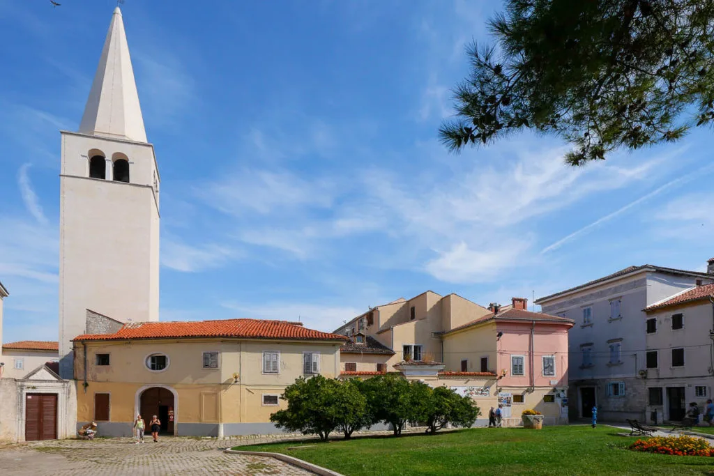 Porec vieille ville place clocher Croatie