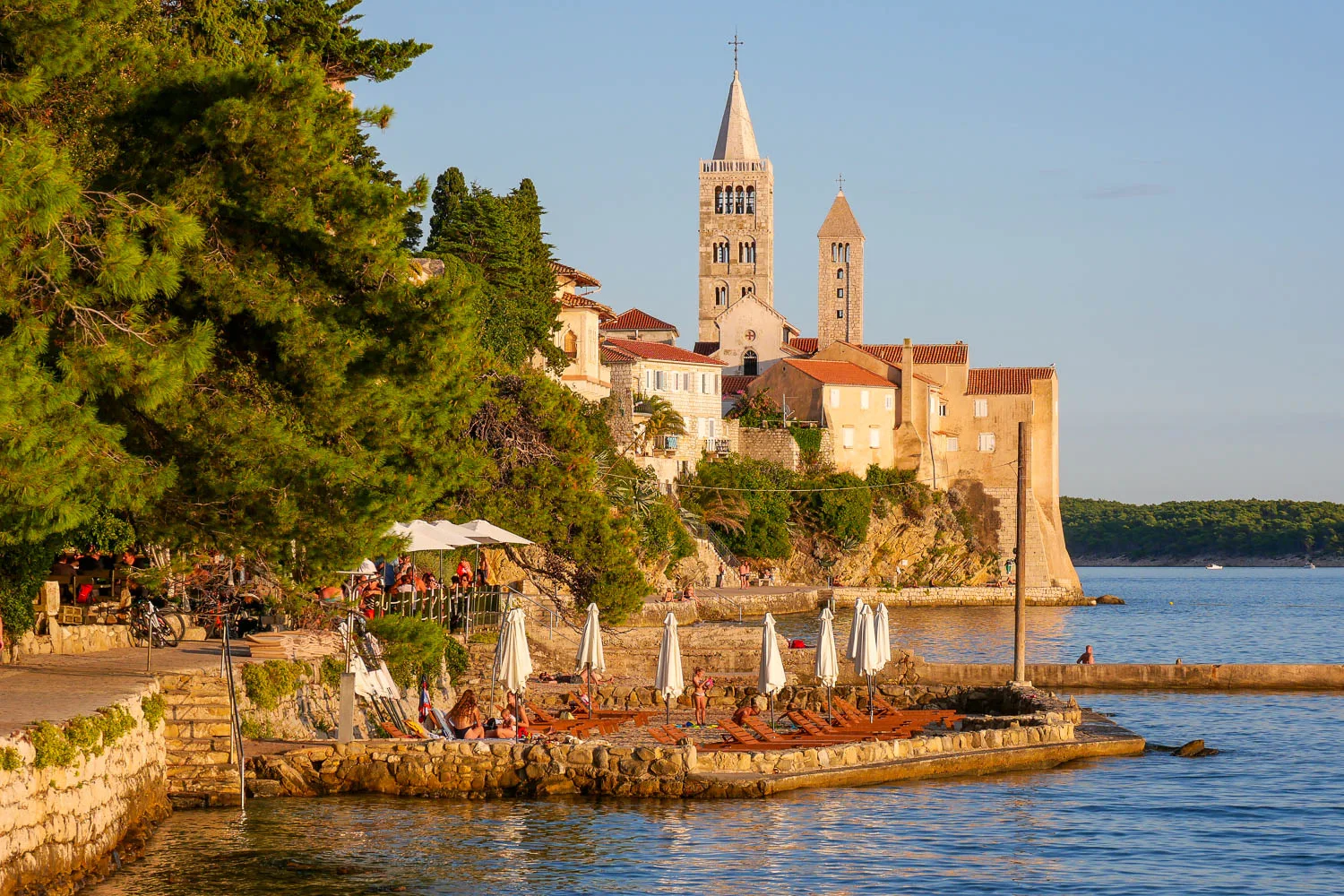 Promenade au bord de mer plage que faire ile de rab croatie