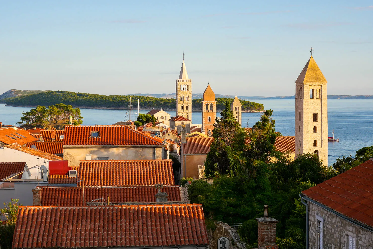 Point de vue sur la ville que faire sur l'île de Rab Croatie