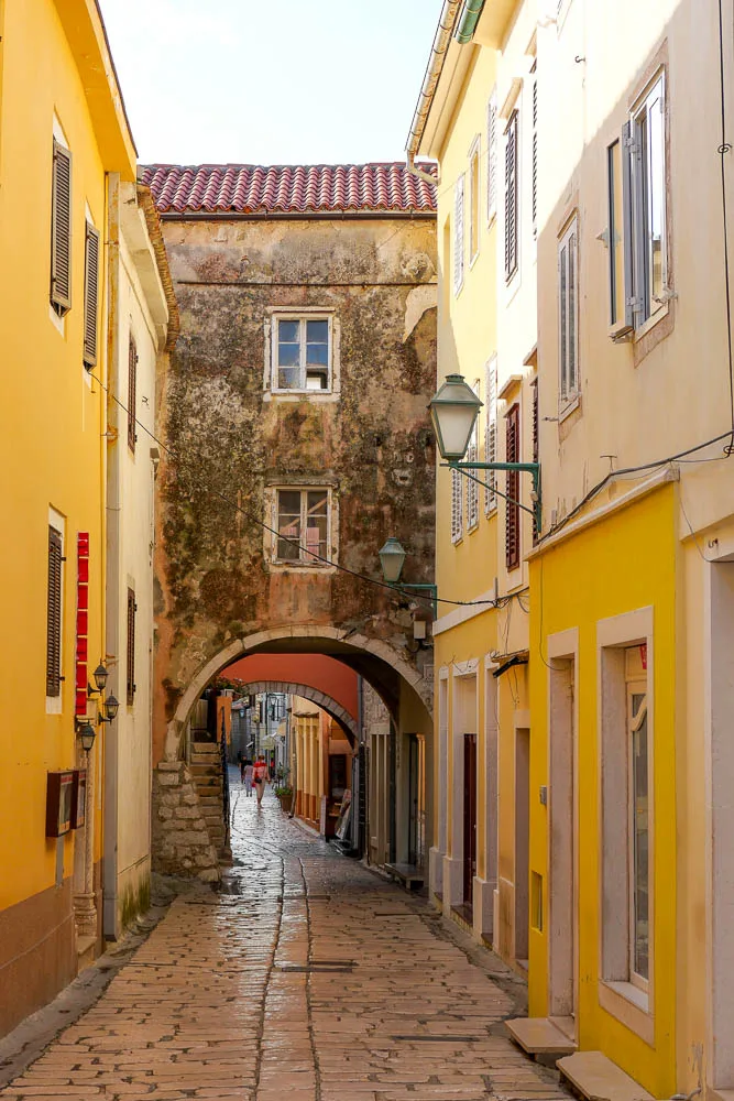 Ruelle pavée médiévale ville rab croatie