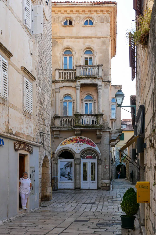 Palais ruelle pavée médiévale ville rab croatie