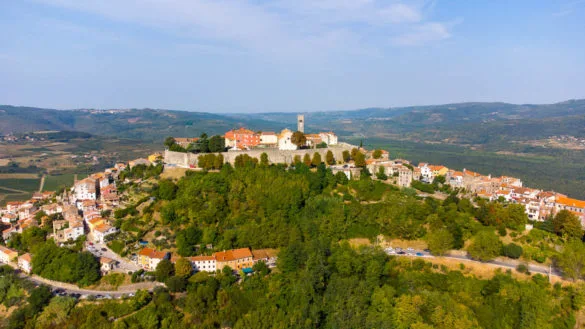 Visiter Istrie en Croatie village motovun vue drone