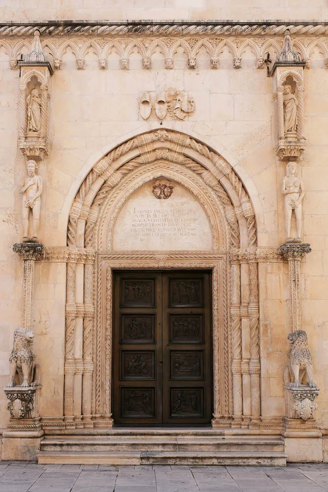 Porte lion adam eve cathédrale Saint Jacques Sibenik Croatie