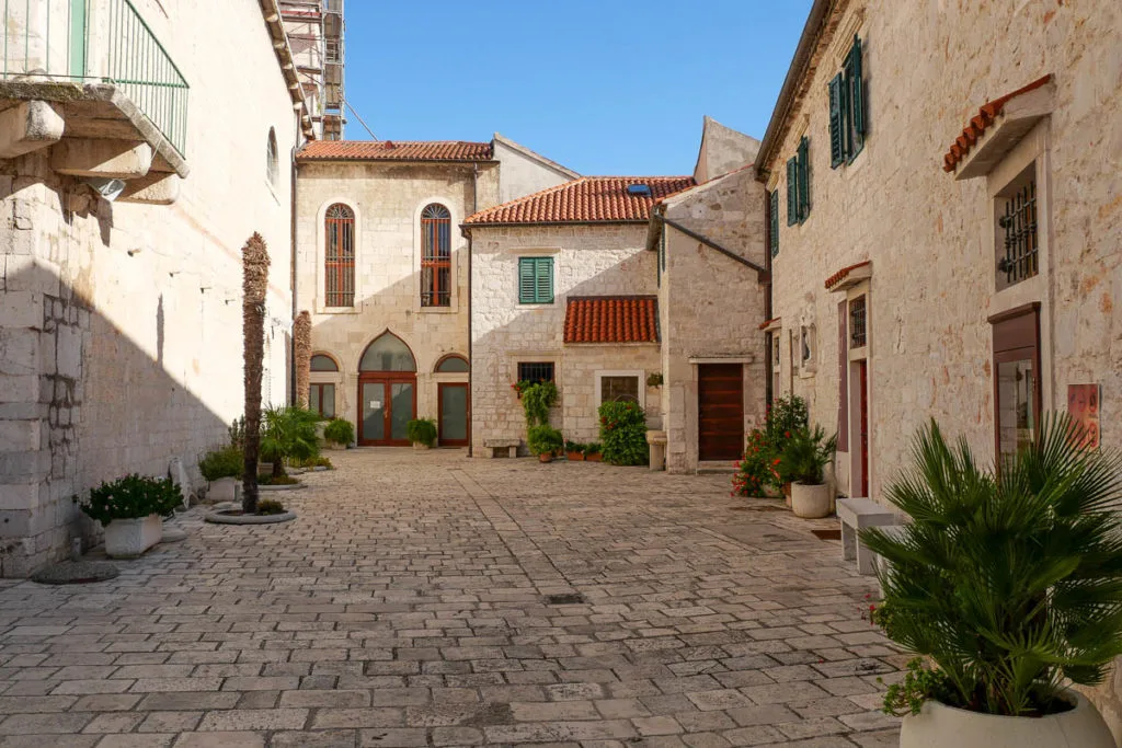 Cour église saint françois que faire à Sibenik Croatie